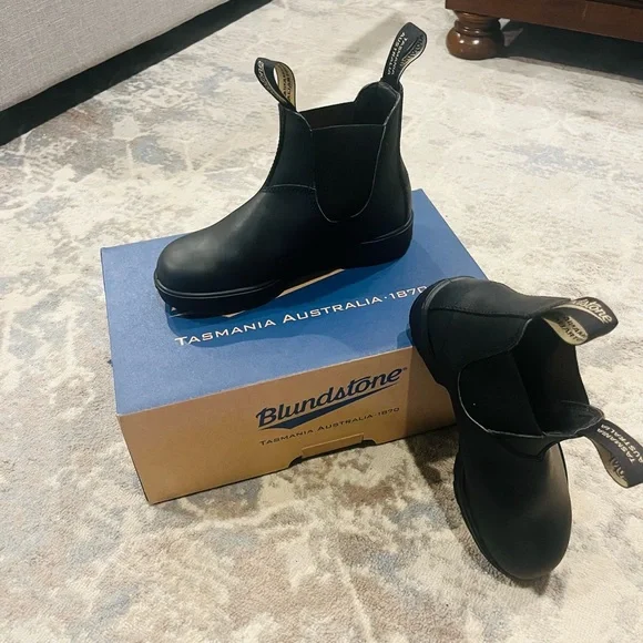 Blundstones Black Size AUS 4. - Picture 2 of 2